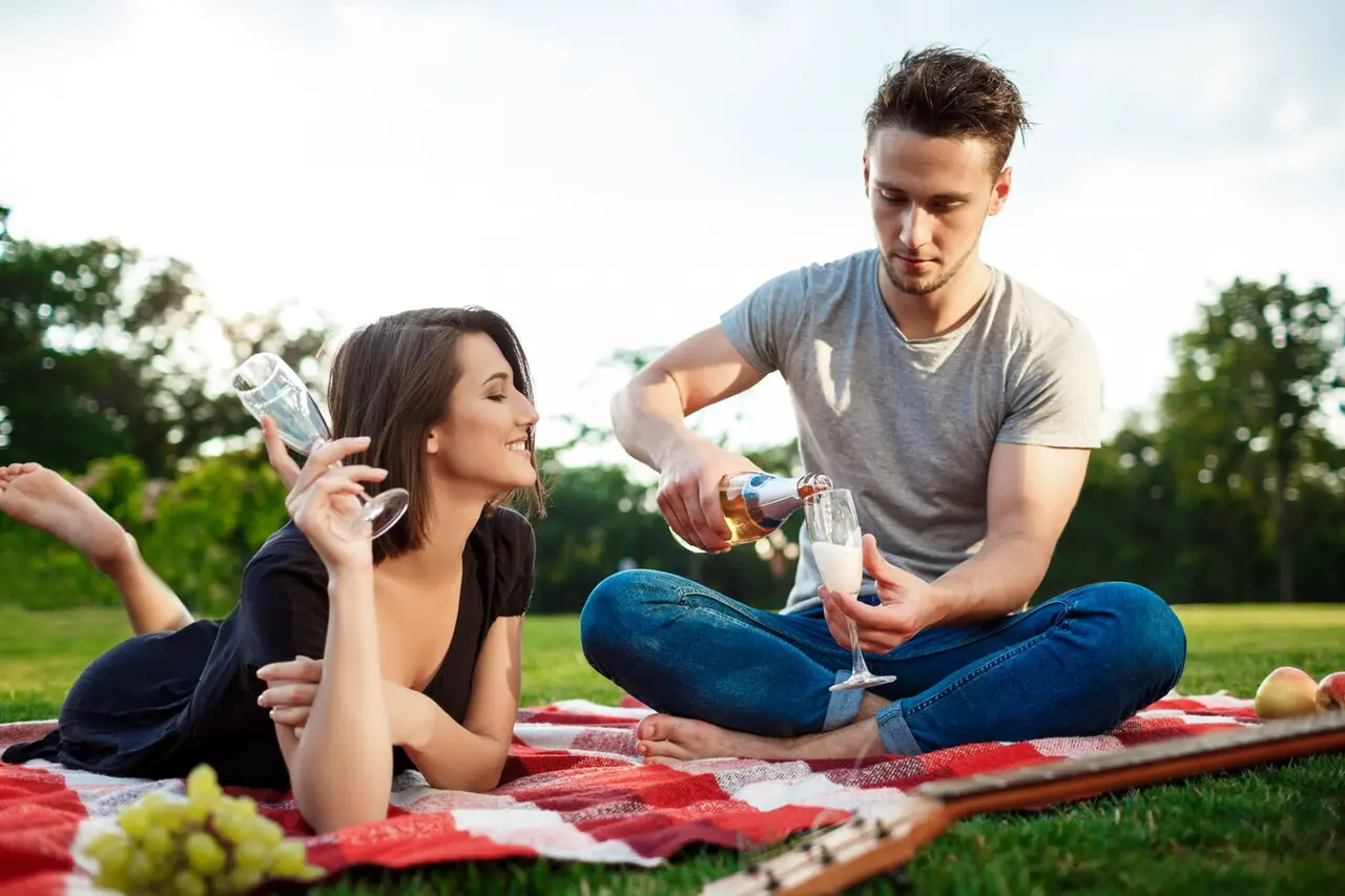 couple picnic in the park