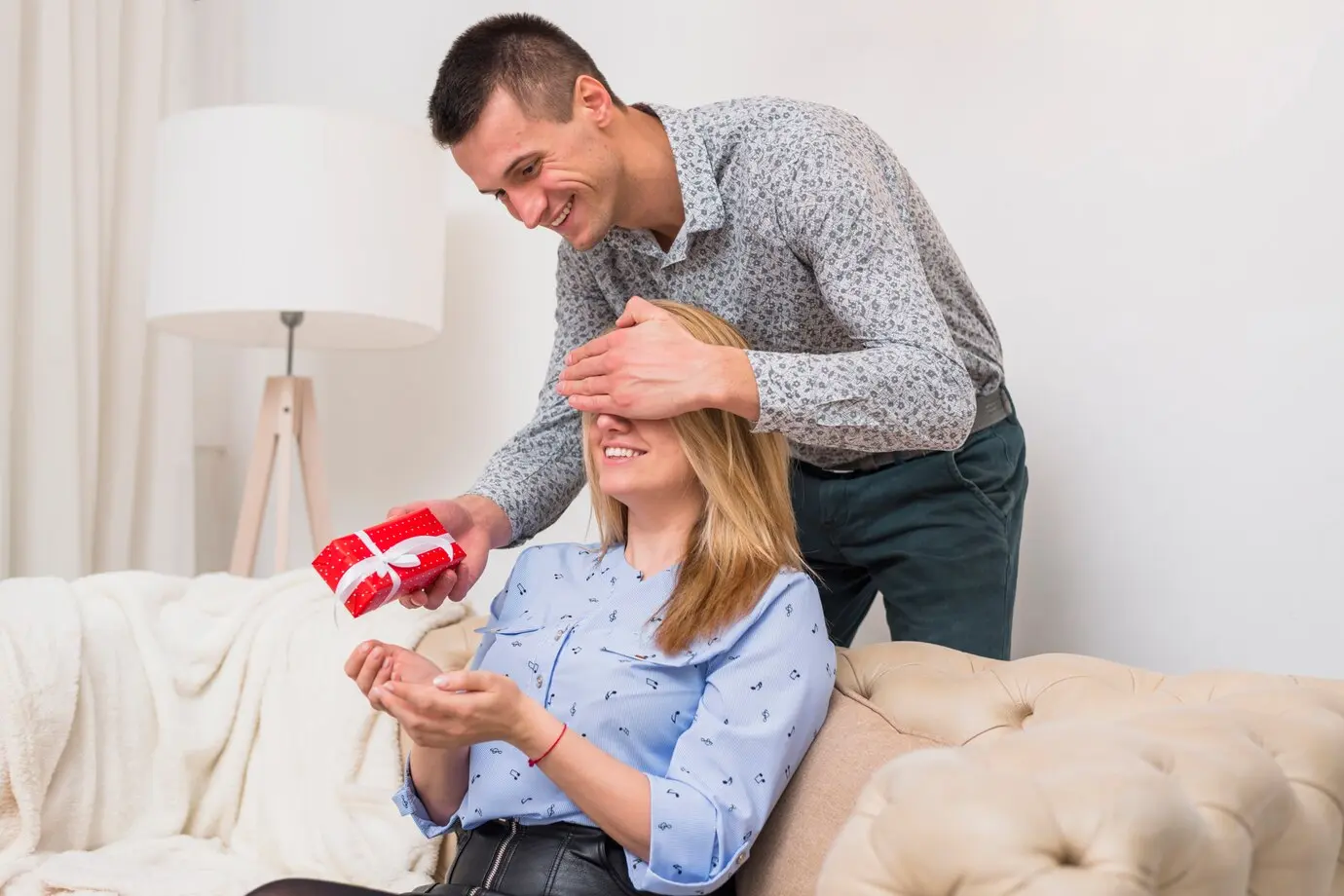 Man blindfolds wife and gives her a gift